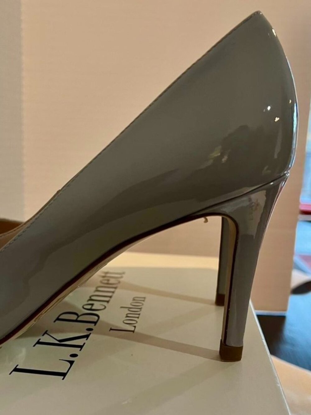 L.K. Bennett London, New, Light Gray Patent Leather Pumps w/Bows, Size: 9 - Picture 3 of 7